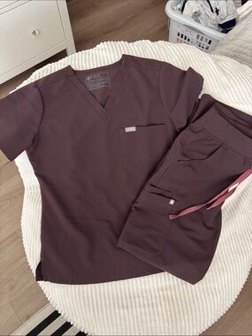 FIGS scrub set in Espresso
